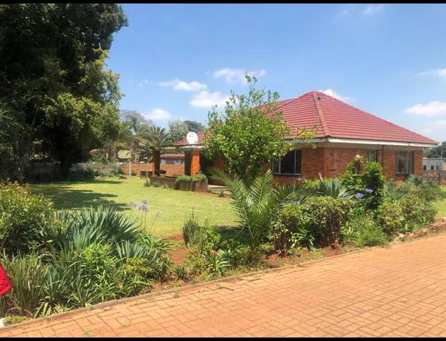 5 BEDROOM HOUSE FOR SALE IN CLAYVILLE EAST